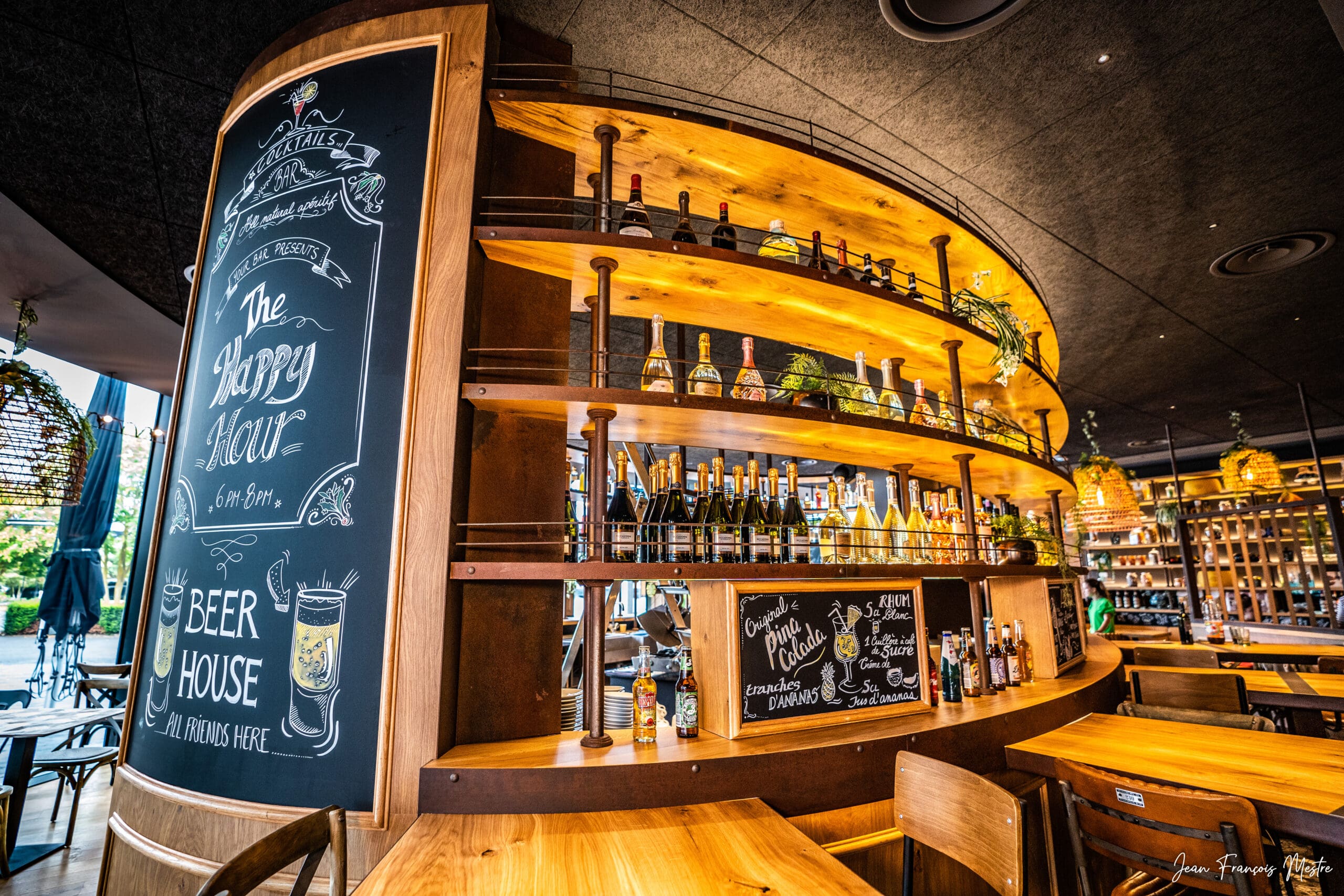 Bar côté brasserie Queen Mamma, restaurant italien Waves Moulins-lès-Metz