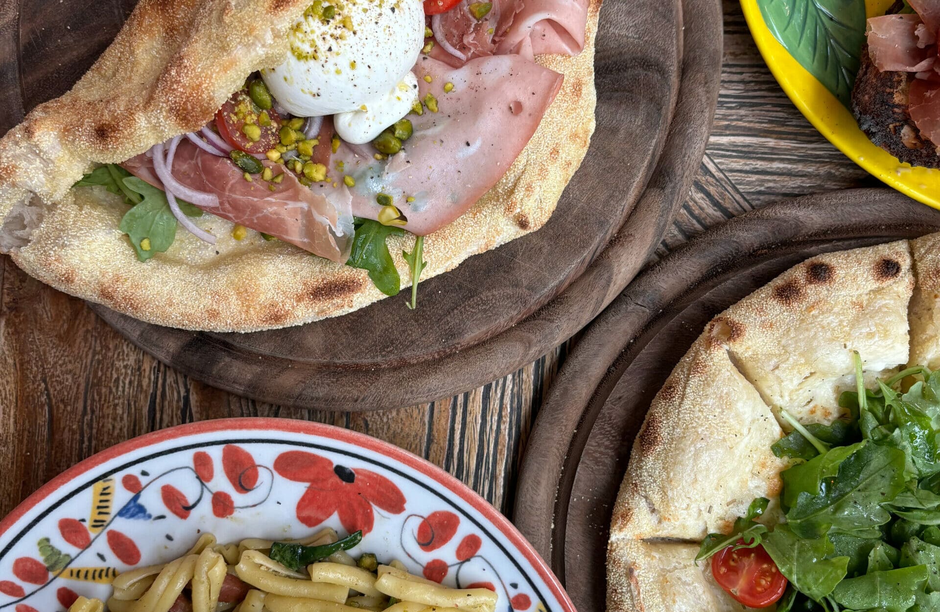 Assortiment de plats italiens avec pizza et pâtes