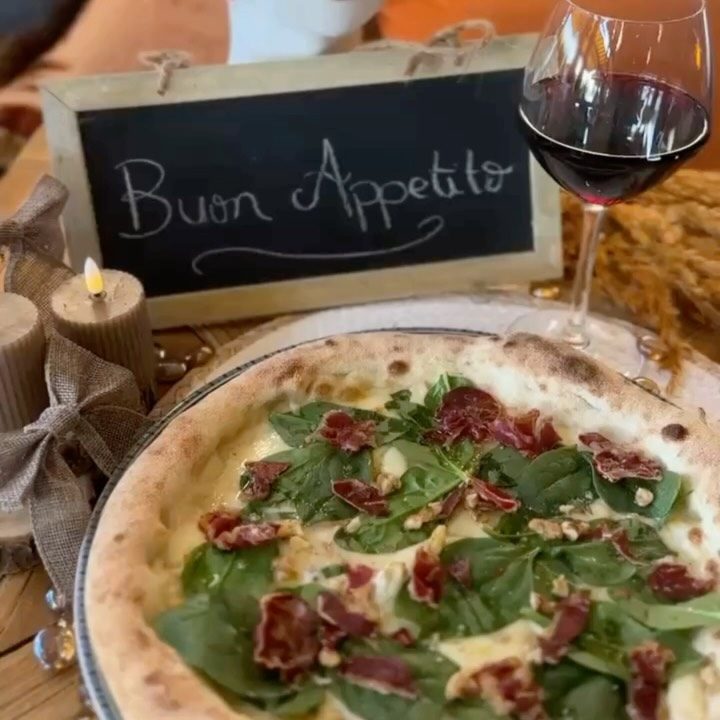 Instagram post from queen_mamma_pizza. This post is in position 1.