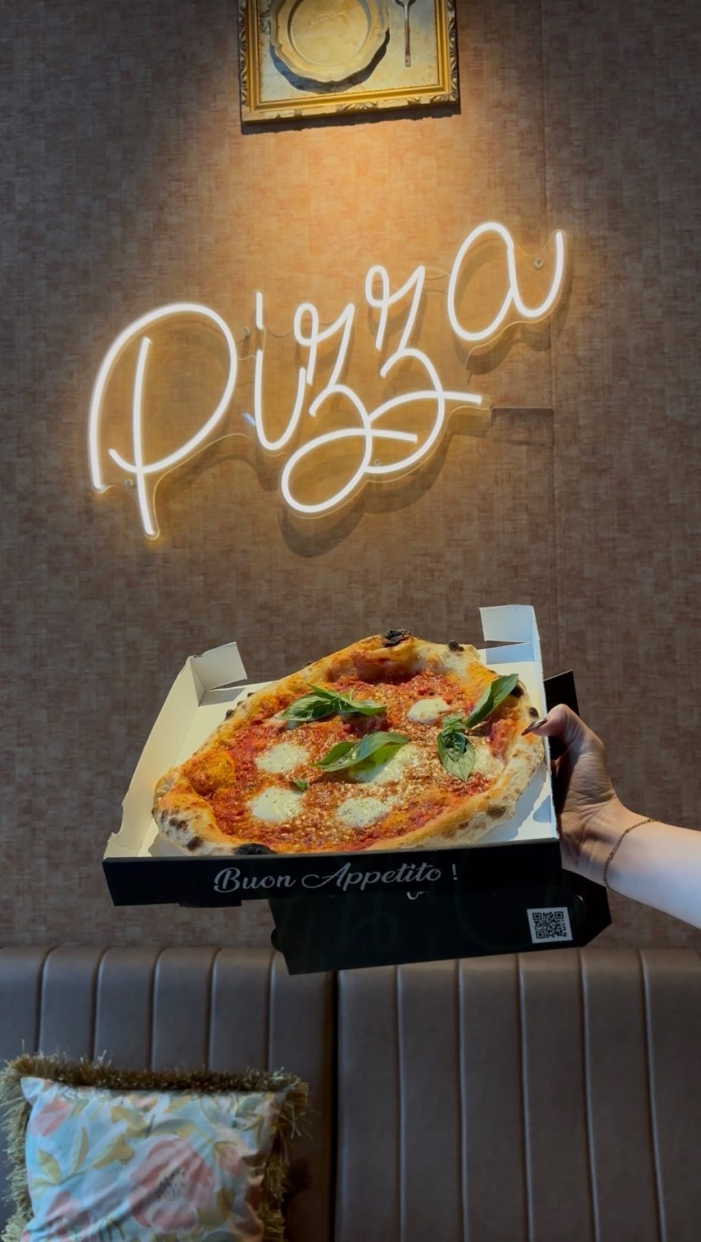 Instagram post from queen_mamma_pizza. This post is in position 0.