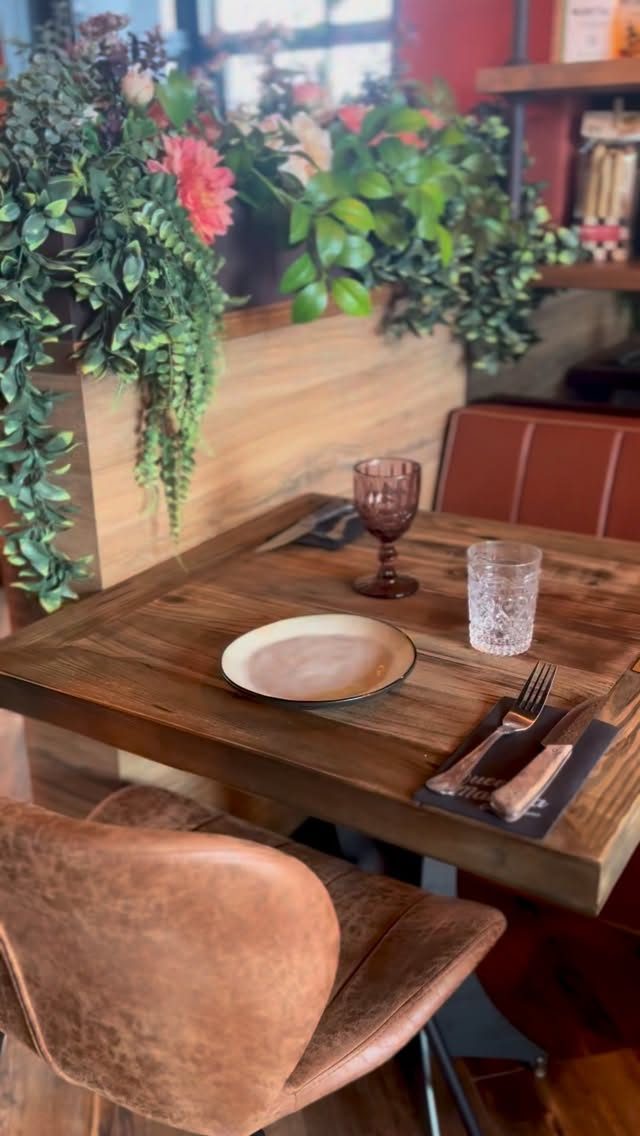 Instagram post from queen_mamma_pizza. This post is in position 0.